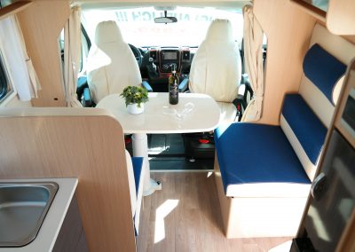 Wohnmobil XGO Dynamic 95 G - Blick auf die Sitzecke und die Fahrerkabine